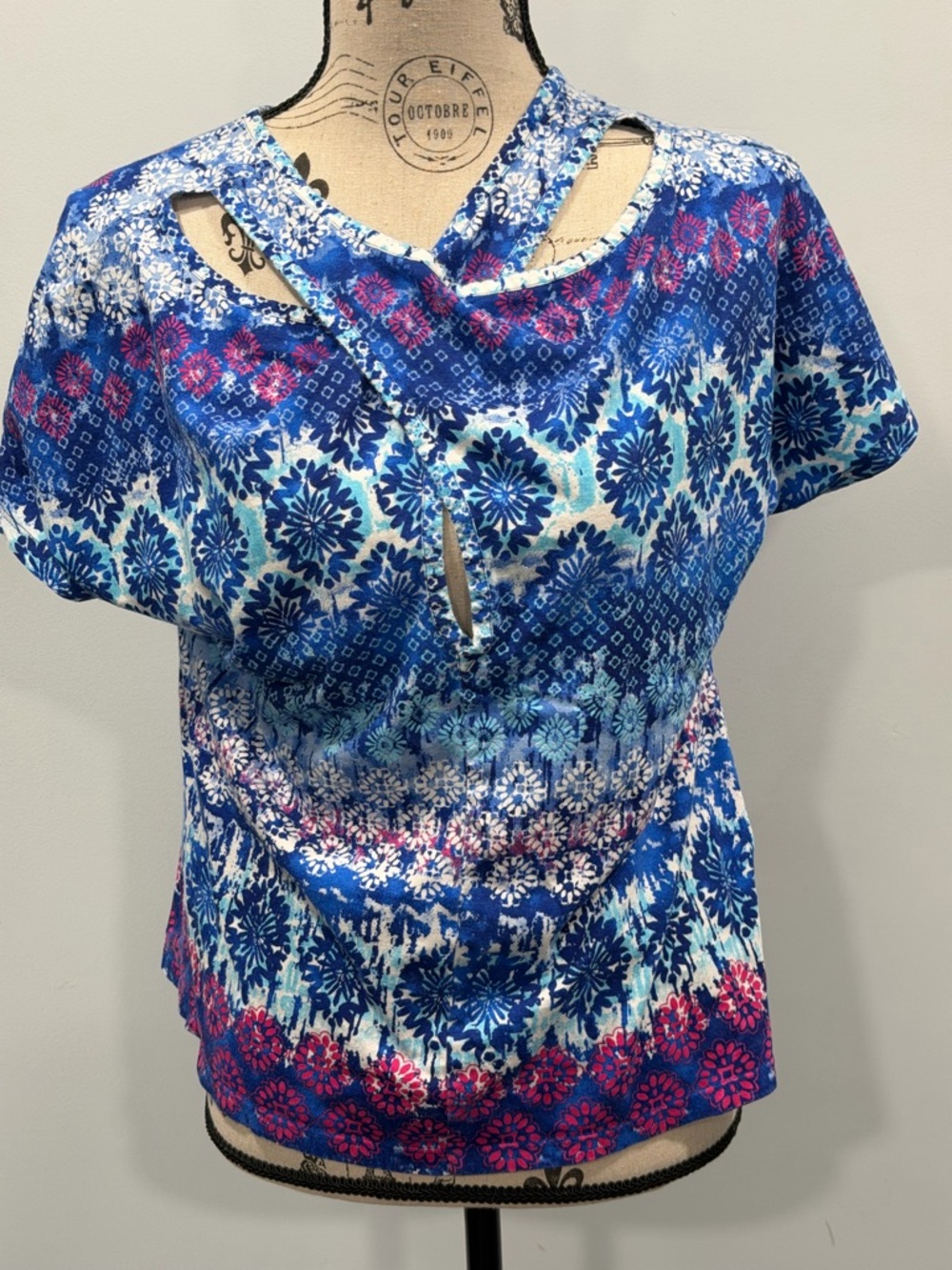 Chico's Blue Floral Keyhole Short Sleeve Blouse